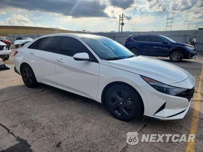 Czwarte zdjęcie samochodu z boku: 2021 HYUNDAI ELANTRA SEL VIN:5NPLM4AGXMH045282 - miniatura