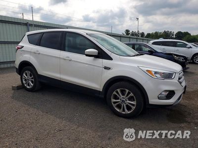Czwarte zdjęcie samochodu z boku: 2017 FORD ESCAPE SE VIN:1FMCU9GD1HUD80772 - miniatura