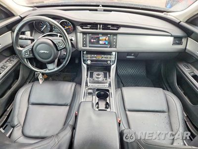 Zdjęcie 8 z 12 samochodu: 2018 JAGUAR XF VIN:SAJBJ4FX0JCY54635 - miniatura