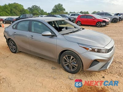 Czwarte zdjęcie samochodu z boku: 2022 KIA FORTE LXS VIN:3KPF24AD4NE490504 - miniatura