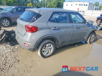 Trzecie zdjęcie samochodu z tyłu: 2021 HYUNDAI VENUE SE VIN:KMHRB8A3XMU099848 - miniatura