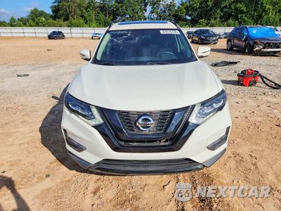Piąte zdjęcie samochodu w środku: 2017 NISSAN ROGUE SV VIN:5N1AT2MT2HC758908 - miniatura