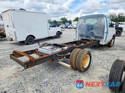 Trzecie zdjęcie samochodu z tyłu: 2024 FORD ECONOLINE E350 SUPER DUTY CUTAWAY VAN VIN:1FDWE3FN1RDD42364 - miniatura