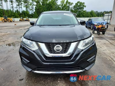 Piąte zdjęcie samochodu w środku: 2018 NISSAN ROGUE S VIN:KNMAT2MV3JP506847 - miniatura