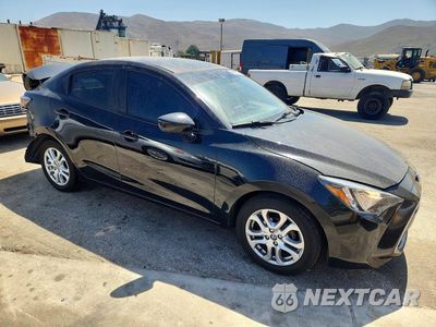 Czwarte zdjęcie samochodu z boku: 2017 TOYOTA YARIS IA BASE VIN:3MYDLBYV0HY176683 - miniatura