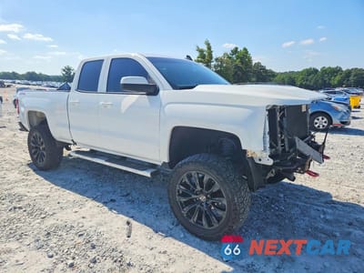 Czwarte zdjęcie samochodu z boku: 2018 CHEVROLET SILVERADO K1500 VIN:1GCVKNEC8JZ253967 - miniatura