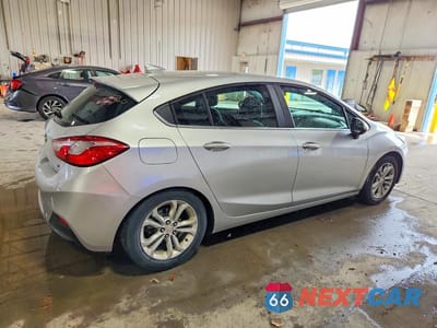 Trzecie zdjęcie samochodu z tyłu: 2019 CHEVROLET CRUZE LT VIN:3G1BE6SM5KS583344 - miniatura