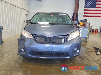 Piąte zdjęcie samochodu w środku: 2017 TOYOTA SIENNA XLE 7-PASSENGER VIN:5TDDZ3DC8HS150749 - miniatura
