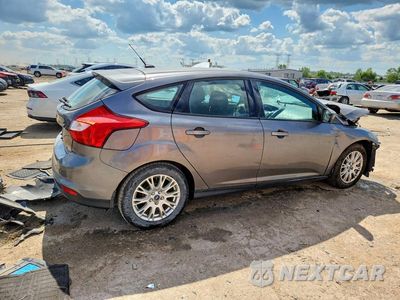 Trzecie zdjęcie samochodu z tyłu: 2012 FORD FOCUS SE VIN:1FAHP3K21CL394907 - miniatura