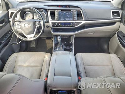 Zdjęcie 8 z 13 samochodu: 2018 TOYOTA HIGHLANDER LIMITED PLATINUM VIN:5TDYZRFH6JS242915 - miniatura