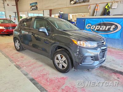 Czwarte zdjęcie samochodu z boku: 2020 CHEVROLET TRAX LS VIN:3GNCJKSB3LL192579 - miniatura