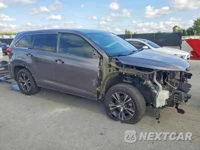 Czwarte zdjęcie samochodu z boku: 2019 TOYOTA HIGHLANDER LE VIN:5TDZARFHXKS060857 - miniatura