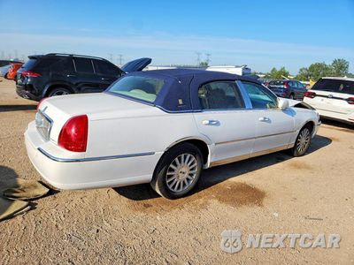 Trzecie zdjęcie samochodu z tyłu: 2004 LINCOLN TOWN CAR EXECUTIVE VIN:1LNHM81W34Y668953 - miniatura