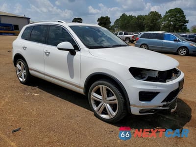 Czwarte zdjęcie samochodu z boku: 2017 VOLKSWAGEN TOUAREG EXECUTIVE VIN:WVGGF7BP6HD005915 - miniatura