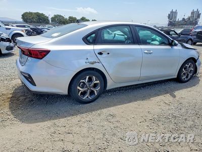 Trzecie zdjęcie samochodu z tyłu: 2021 KIA FORTE LXS VIN:3KPF24AD0ME310594 - miniatura