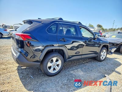 Trzecie zdjęcie samochodu z tyłu: 2021 TOYOTA RAV4 XLE VIN:4T3RWRFV2MU034939 - miniatura