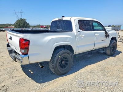 Trzecie zdjęcie samochodu z tyłu: 2018 TOYOTA TACOMA SR5 VIN:5TFAX5GN1JX119456 - miniatura