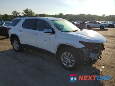 Czwarte zdjęcie samochodu z boku: 2018 CHEVROLET TRAVERSE LT VIN:1GNERGKW1JJ281881 - miniatura