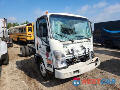 Czwarte zdjęcie samochodu z boku: 2025 ISUZU NPR HD - BOX TRUCK VIN:54DC4W1D9SS211366 - miniatura