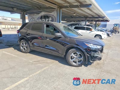 Czwarte zdjęcie samochodu z boku: 2024 FORD ESCAPE ST LINE VIN:1FMCU0MZ3RUA05642 - miniatura