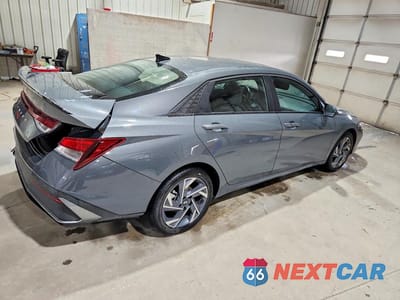 Trzecie zdjęcie samochodu z tyłu: 2025 HYUNDAI ELANTRA SEL SPORT VIN:KMHLM4DG2SU064452 - miniatura