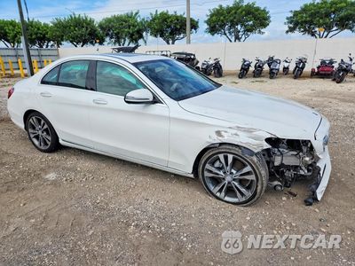 Czwarte zdjęcie samochodu z boku: 2019 MERCEDES-BENZ C 300 VIN:55SWF8DBXKU297137 - miniatura