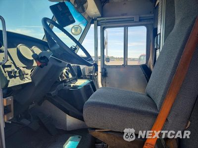 Zdjęcie 7 z 13 samochodu: 2006 FREIGHTLINER MT45 CHASSIS DELIVERY TRUCK VIN:4UZACCCP36CW72904 - miniatura