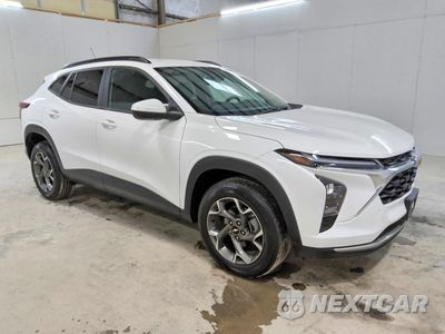 Czwarte zdjęcie samochodu z boku: 2025 CHEVROLET TRAX 1LT VIN:KL77LHEP3SC233346 - miniatura