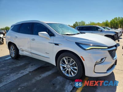 Czwarte zdjęcie samochodu z boku: 2023 BUICK ENCLAVE AVENIR VIN:5GAEVCKW9PJ203176 - miniatura
