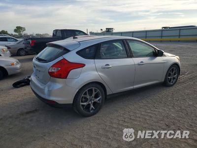 Trzecie zdjęcie samochodu z tyłu: 2014 FORD FOCUS SE VIN:1FADP3K28EL210158 - miniatura