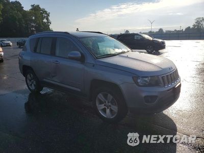 Czwarte zdjęcie samochodu z boku: 2016 JEEP COMPASS LATITUDE VIN:1C4NJDEB0GD782663 - miniatura
