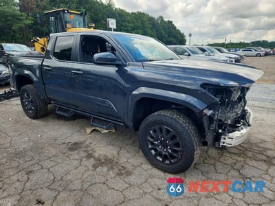 Czwarte zdjęcie samochodu z boku: 2024 TOYOTA TACOMA SR5 VIN:3TYKB5FN5RT013473 - miniatura