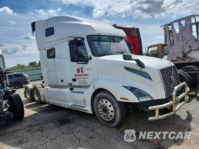 Czwarte zdjęcie samochodu z boku: 2020 VOLVO VNL SEMI TRUCK VIN:4V4NC9EH3LN228196 - miniatura