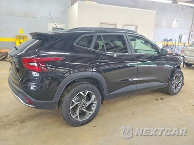 Trzecie zdjęcie samochodu z tyłu: 2026 CHEVROLET TRAX 1LT VIN:KL77LHEP9TC043732 - miniatura