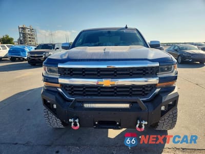 Piąte zdjęcie samochodu w środku: 2018 CHEVROLET SILVERADO K1500 LT VIN:3GCUKREC2JG455853 - miniatura