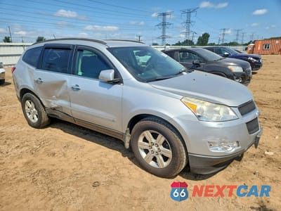 Czwarte zdjęcie samochodu z boku: 2010 CHEVROLET TRAVERSE LT VIN:1GNLVFEDXAS150742 - miniatura