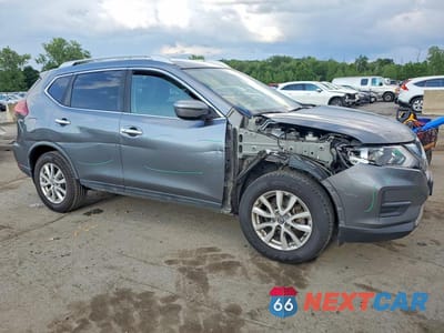Czwarte zdjęcie samochodu z boku: 2018 NISSAN ROGUE SV VIN:KNMAT2MV1JP616005 - miniatura