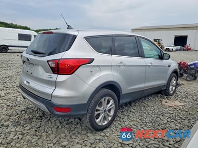 Trzecie zdjęcie samochodu z tyłu: 2019 FORD ESCAPE SE VIN:1FMCU9GD8KUC19021 - miniatura