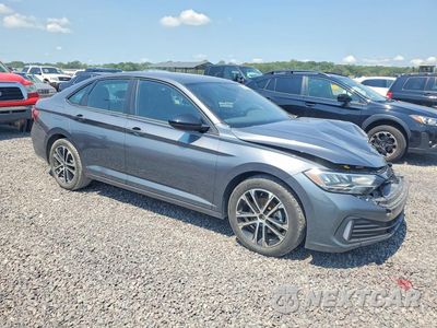 Czwarte zdjęcie samochodu z boku: 2022 VOLKSWAGEN JETTA SPORT VIN:3VWBM7BU3NM015616 - miniatura