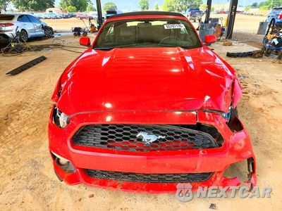 Piąte zdjęcie samochodu w środku: 2017 FORD MUSTANG VIN:1FATP8UH8H5254308 - miniatura