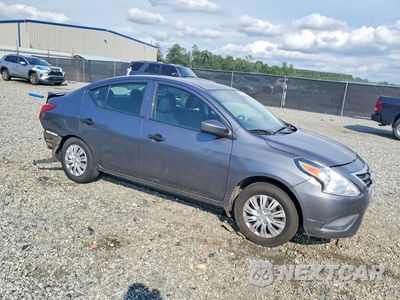 Czwarte zdjęcie samochodu z boku: 2018 NISSAN VERSA S PLUS VIN:3N1CN7AP5JL833349 - miniatura