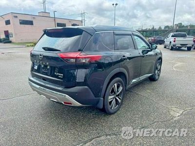 Czwarte zdjęcie samochodu z boku: 2023 NISSAN ROGUE PLATINUM VIN:JN8BT3DDXPW306777 - miniatura