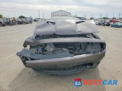 Piąte zdjęcie samochodu w środku: 2015 DODGE CHALLENGER SXT VIN:2C3CDZAGXFH701834 - miniatura