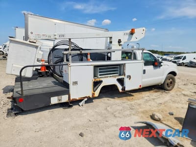 Trzecie zdjęcie samochodu z tyłu: 2011 FORD F350 SUPER DUTY BUCKET TRUCK VIN:1FDRF3G61BEA42227 - miniatura