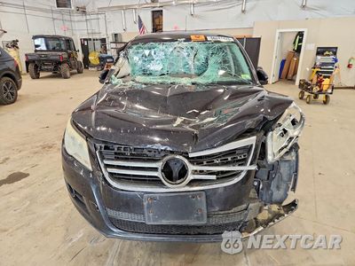 Piąte zdjęcie samochodu w środku: 2010 VOLKSWAGEN TIGUAN S VIN:WVGAV7AX4AW526121 - miniatura