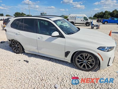 Czwarte zdjęcie samochodu z boku: 2025 BMW X5 XDRIVE50E VIN:5UX43EU02S9Y24174 - miniatura