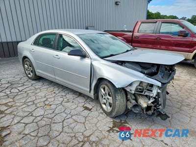 Czwarte zdjęcie samochodu z boku: 2010 CHEVROLET MALIBU LS VIN:1G1ZB5EB9A4139183 - miniatura
