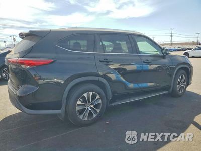 Trzecie zdjęcie samochodu z tyłu: 2021 TOYOTA HIGHLANDER XLE VIN:5TDHZRAHXMS041689 - miniatura