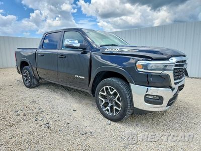 Czwarte zdjęcie samochodu z boku: 2025 RAM 1500 LARAMIE VIN:1C6SRFJP5SN761889 - miniatura