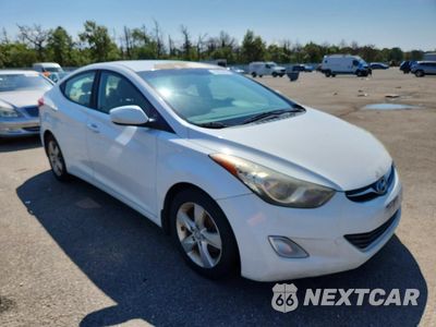Czwarte zdjęcie samochodu z boku: 2013 HYUNDAI ELANTRA GLS VIN:5NPDH4AE3DH383470 - miniatura